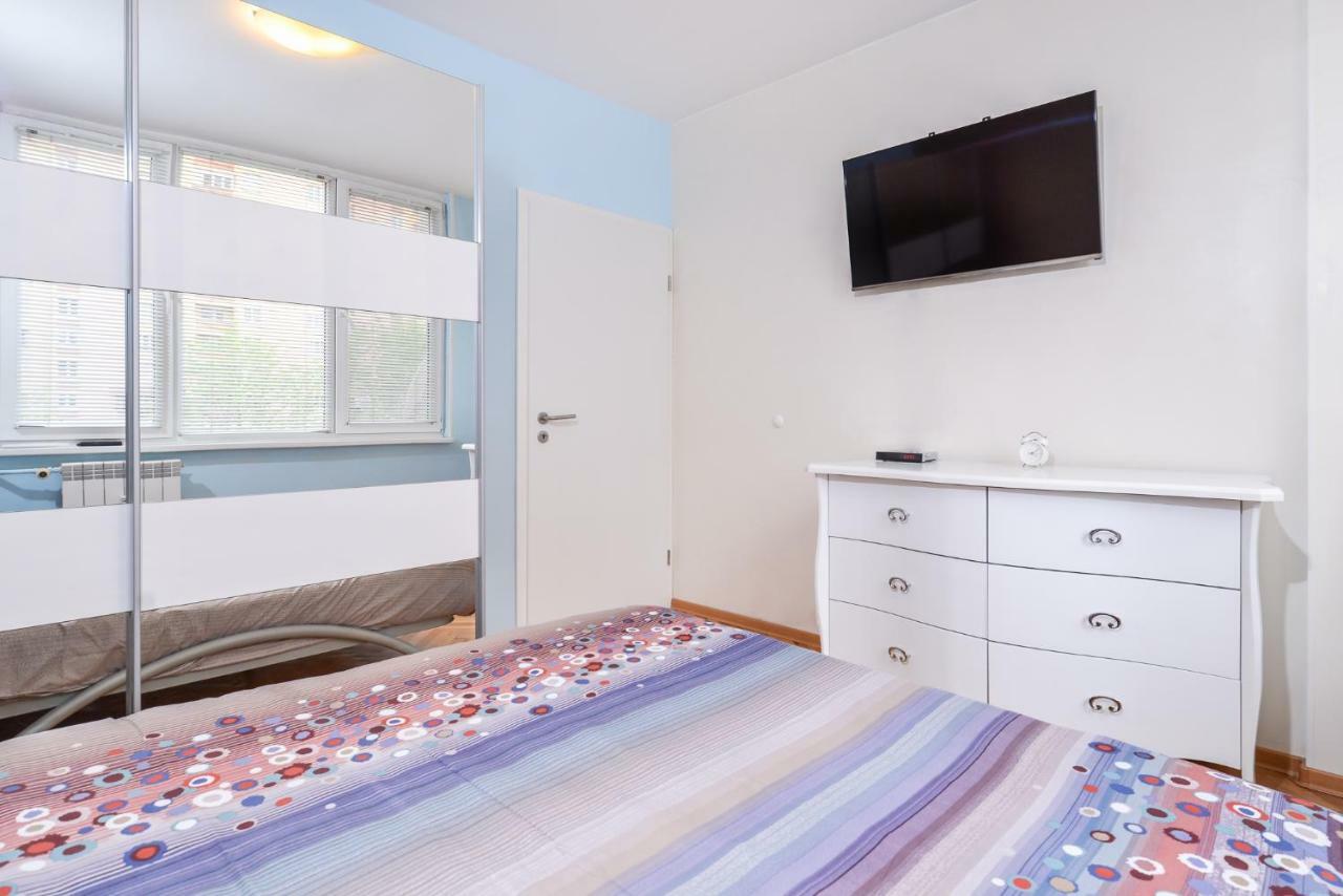 Comfortable One Bedroom Apartment In A Lively Area | Zona B5 | Russian Square Sofia Bagian luar foto