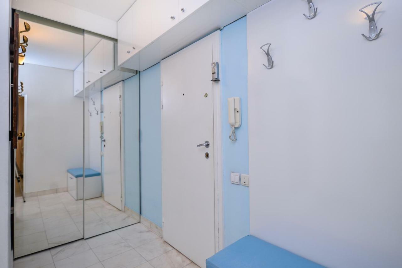 Comfortable One Bedroom Apartment In A Lively Area | Zona B5 | Russian Square Sofia Bagian luar foto