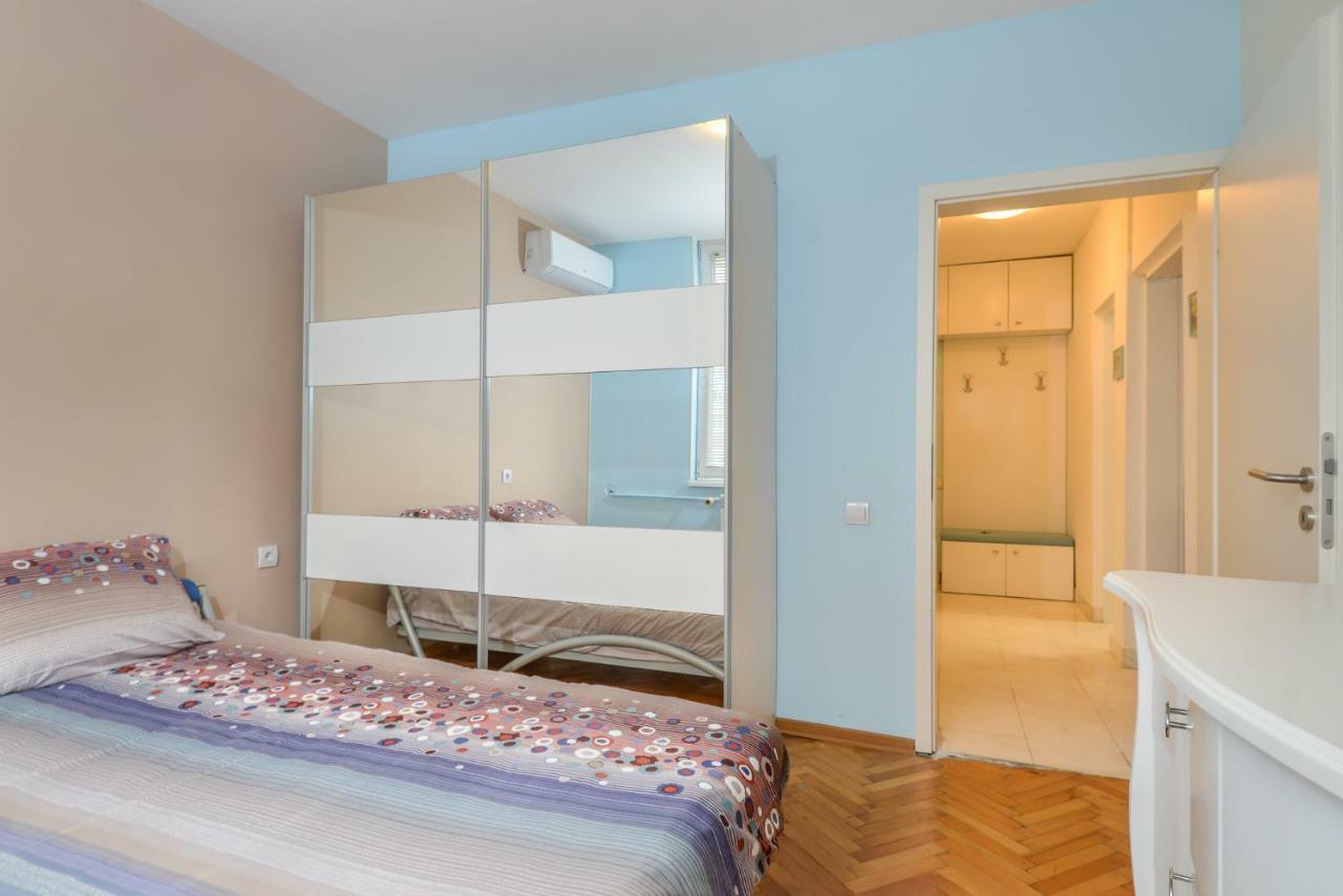 Comfortable One Bedroom Apartment In A Lively Area | Zona B5 | Russian Square Sofia Bagian luar foto