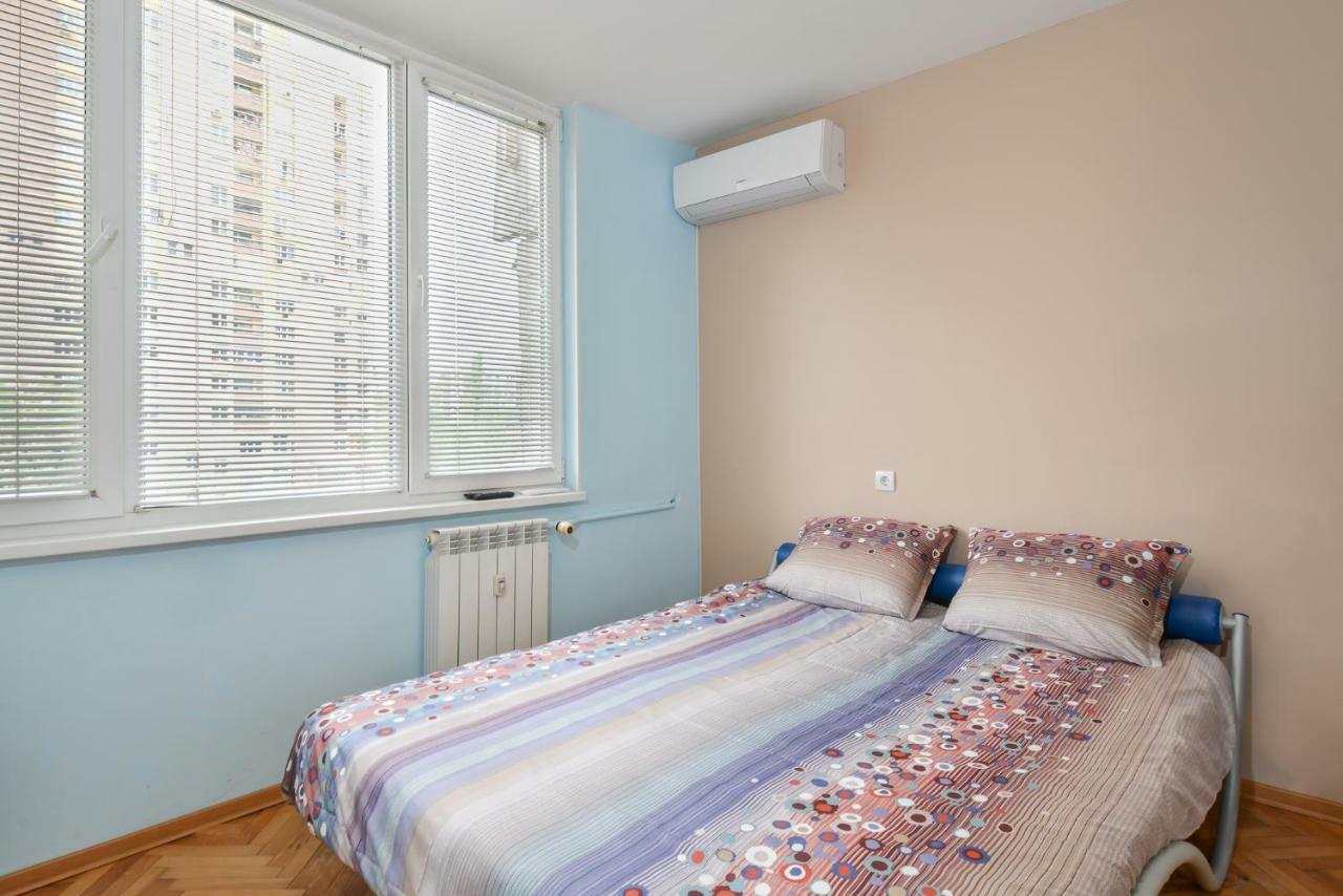 Comfortable One Bedroom Apartment In A Lively Area | Zona B5 | Russian Square Sofia Bagian luar foto